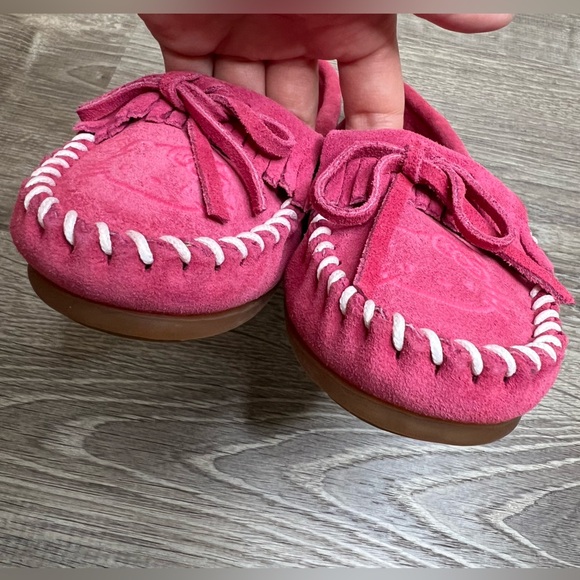 NEW 5.5 MINNETONKA × Hello kitty Kawaii Pink Leather Moccasins - Picture 6 of 8